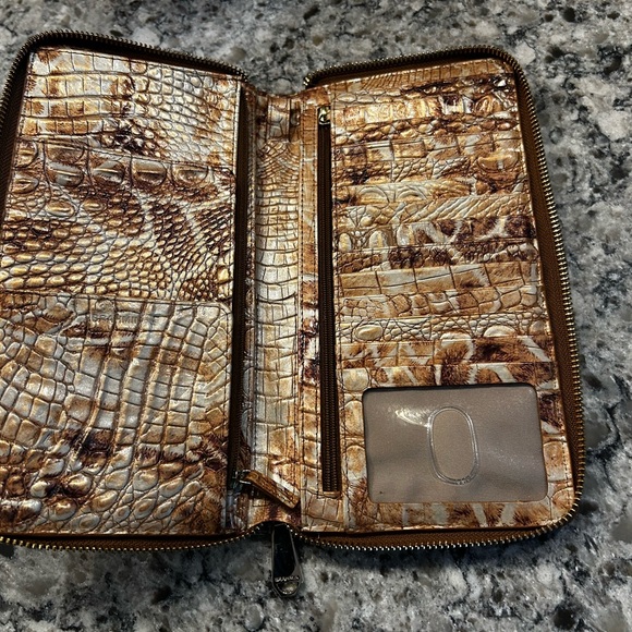 EUC. Brahmin Skyler Croc Embossed leather wallet/wristlet - Picture 7 of 8